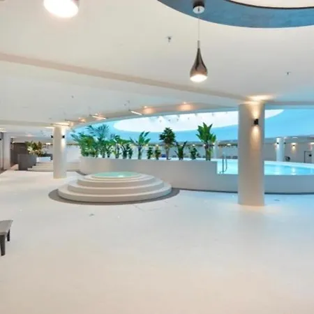 Hanza Tower White 24 Pool & Jacuzzi Appartamento *
